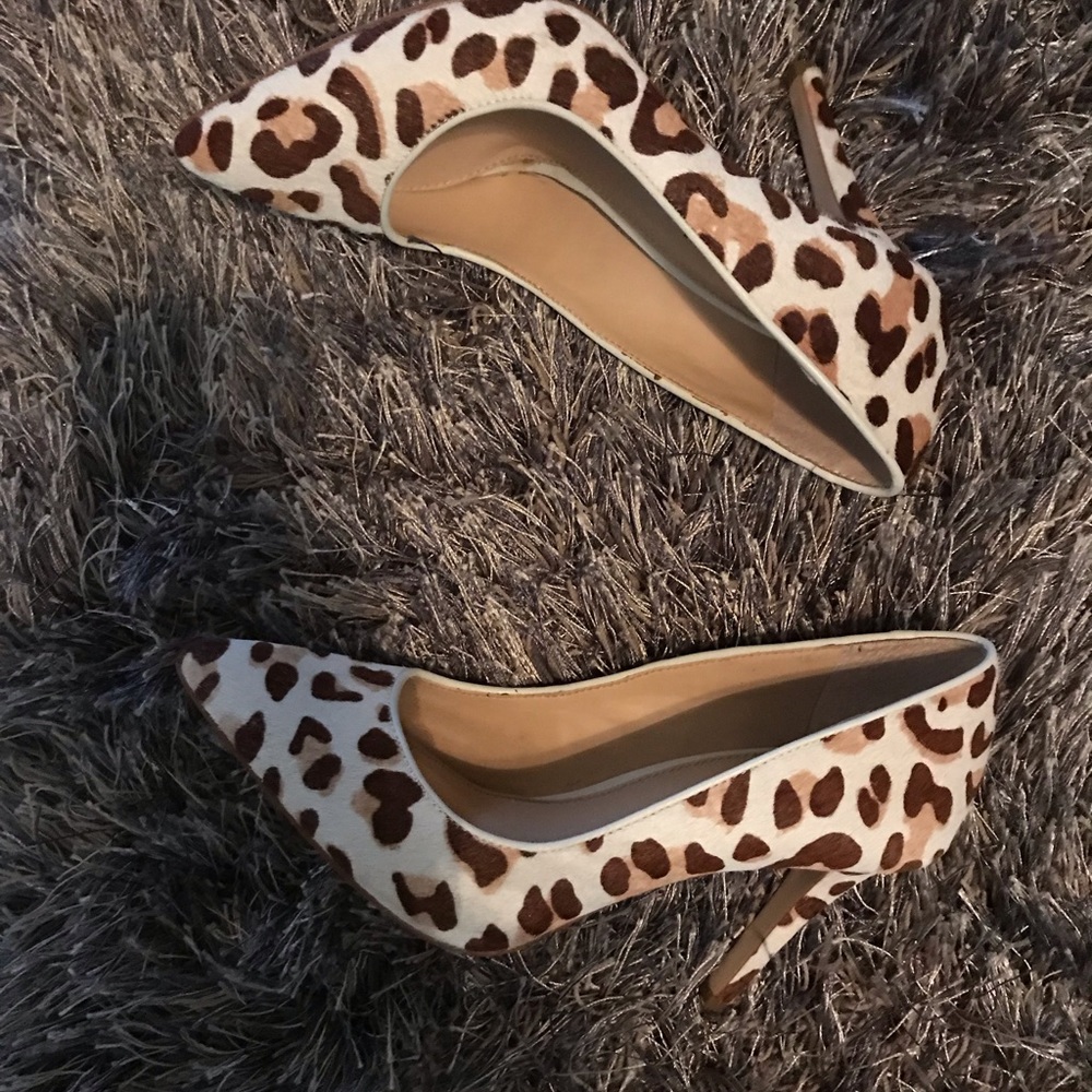 Leopard print pumps
